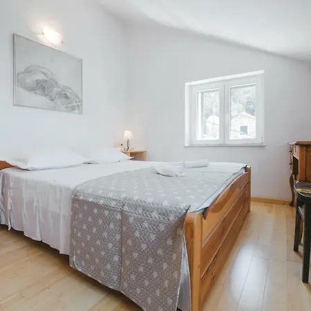 Villa Stonehouse Korlat With Open-air Jacuzzi *